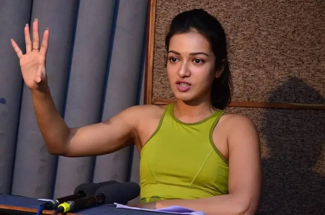 Catherine Tresa Without Makeup Face Stills In Green Top